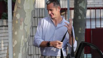 Fíjate bien en su mano: lo lleva Iñaki Urdangarin al salir de la cárcel y está dando que hablar