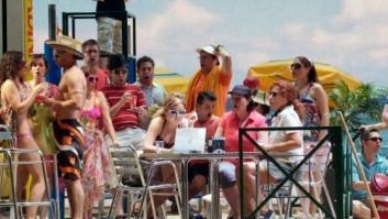 'El elixir de amor': El Teatro Real se convierte en un "chiringuito" donde se "vende droga"