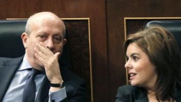 Sáenz de Santamaría vota por error a favor de la reprobación de Wert en el Congreso