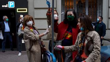 El Gobierno reprueba las manifestaciones con la bandera de España y arriesgando la salud: "Son egoístas y un peligro"