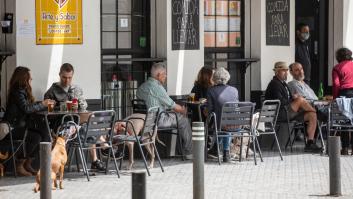 La nueva normalidad de la hostelería no aparca el humo del tabaco
