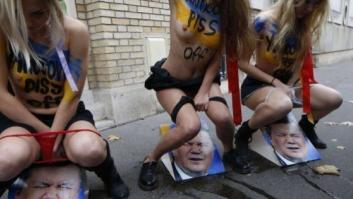 Activistas de Femen orinan sobre la foto del presidente ucraniano como protesta por la represión