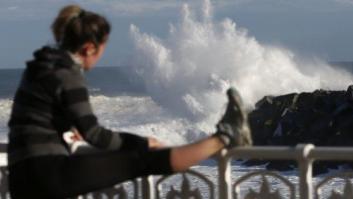 25 fotos impresionantes del temporal de olas en el norte