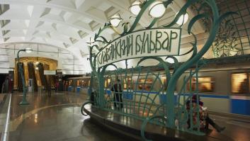 Se pone a fumar en el andén del metro, la policía interviene y acaba incautando un 'premio gordo' sin explicación