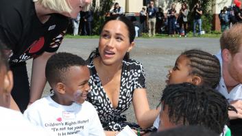 Meghan Markle llega a África... y en España muchos se han fijado en el mismo detalle de las fotos