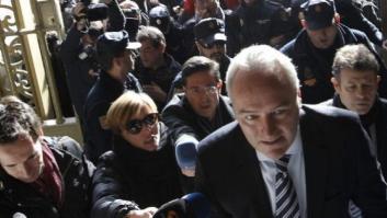 Trabajadores de Canal 9 reciben a Alberto Fabra al grito de "cobarde" y "dimisión"