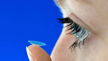 Una experta avisa del riesgo de usar lentillas en la piscina este verano