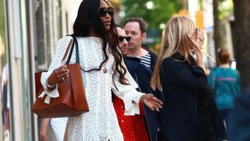Naomi Campbell desata la ira de muchos por lo que llevaba su vestido a la altura del estómago