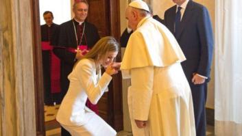 La reina Letizia en El Vaticano: de blanco y sin mantilla (FOTO INTERACTIVA)