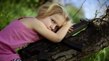 Fotografías de niños de EEUU con armas para denunciar la masacre de Newtown un año después