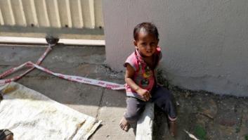 Shivani, la niña india de 15 meses que pasa los días atada a una piedra mientras sus padres trabajan