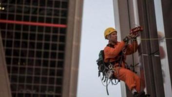 Greenpeace se cuelga de las Torres Kio de Madrid contra el TTIP