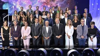 La pregunta que muchos se hacen por lo que se ve en esta foto de familia de Mediaset: salta a la vista