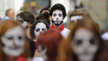 San Fermín 2014: Más de cien activistas escenifican un "encierro fúnebre" en Pamplona