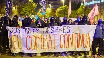 Unas 300 personas lanzan pintura, huevos y petardos contra el cuartel de la Guardia Civil en Girona