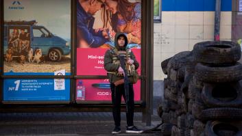 Las impresionantes imágenes de los civiles ucranianos armados, defendiendo su país