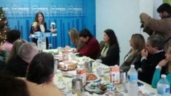 El PP de Sanlúcar sirvió zumos del Banco de Alimentos en su desayuno