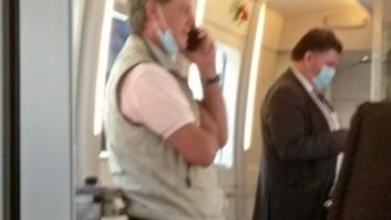 Cayetano Martínez de Irujo se salta la obligación sobre la mascarilla en pleno viaje de AVE