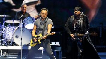 Este joven se salta las clases para ver a Bruce Springsteen y termina cantando y tocando con él