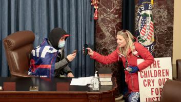 Arnold Schwarzenegger alza la espada de 'Conan' para mandar un mensaje a los que asaltaron el Capitolio