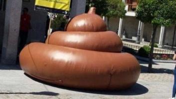 Una 'caca gigante' invade Torrelodones para concienciar a los vecinos