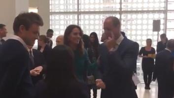 Lo que ves en esta imagen provoca revuelo en el Reino Unido: mira dónde va la mano de Kate Middleton