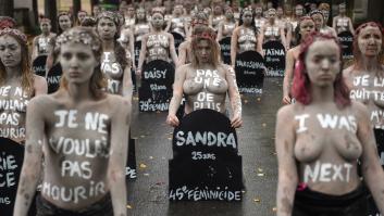 Un centenar de activistas de Femen marchan en París contra la violencia machista