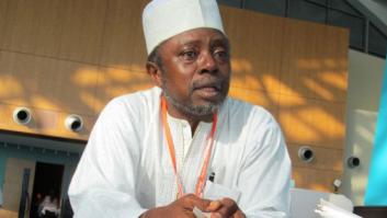 Justo Bolekia: "Los seres humanos hacemos como los perros, que mean para marcar su espacio"