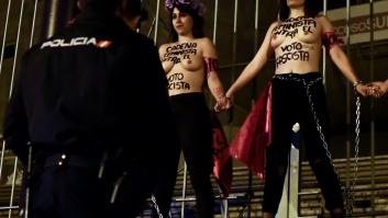 Cuatro activistas de Femen se encadenan en Vistalegre en protesta por el acto de Vox