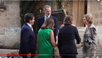 El momento 'tierra, trágame' de ese señor al saludar a Letizia: la mirada del rey lo dice todo