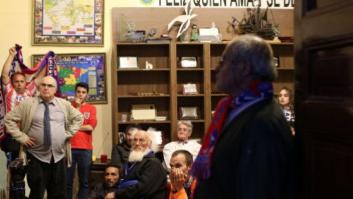 Los sintecho disfrutan de la final de Champions en la iglesia de San Antón (Madrid)