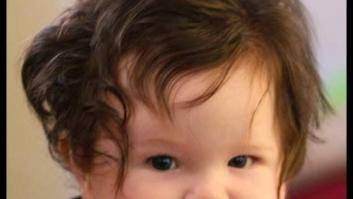 Padres peinando a sus hijas: ingeniosos métodos para hacer coletas (VÍDEOS)