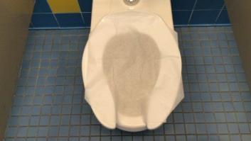 ¿Sirve para algo poner papel antes de sentarse en un baño público?
