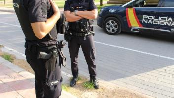 Sin contrato ni vacaciones y trabajando 10 horas al día por 700 euros: detienen al dueño de un bar