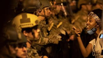 Miles protestan en centro de Washington mientras los militares sacan músculo