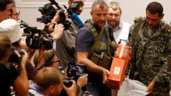 Los prorrusos entregan las cajas negras del avión malasio