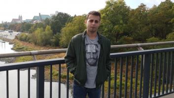 La historia detrás del joven que se ha hecho viral tras mostrar su "verdad incómoda" de España