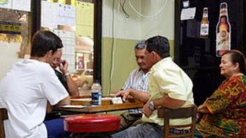 Sevilla prohíbe jugar al dominó en las terrazas de los bares