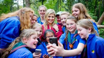 Duelo de reinas: el selfie de Letizia vs el Photobomb de Isabel II (FOTOS, VÍDEO)