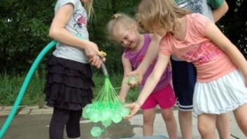 Cómo llenar cien globos de agua en un minuto (VÍDEO, GIFS)