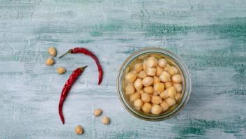 Por qué deberías guardar el líquido de los garbanzos en conserva y cómo usarlo para hacer mayonesa