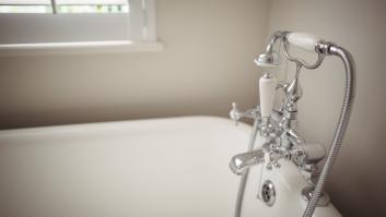 Pasa 4 días tirada en la bañera y ahora no puede pagar a los bomberos por su rescate