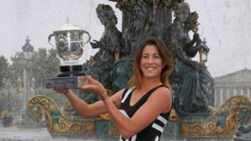 Garbiñe luce sonrisa y trofeo en París (FOTOS)