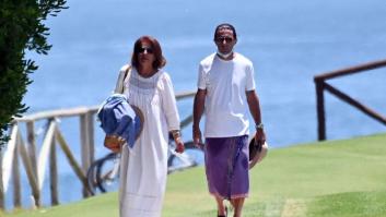 Las llamativas fotos de Aznar en Marbella: pareo como falda y mascarilla en la barbilla