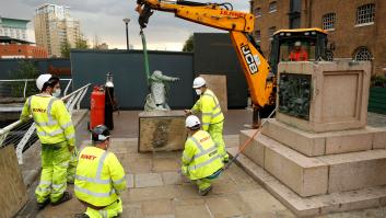 Reino Unido comienza a retirar estatuas de esclavistas en plenas protestas contra el racismo