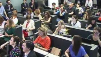La reacción de los periodistas al escuchar la versión latina del himno del PP