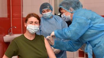 Los dos datos que demuestran que recibir solo una de las dos dosis no es 'quedarse a medias'