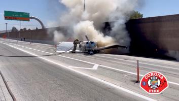 El impactante momento en el que un avión se estrella en una autopista de California