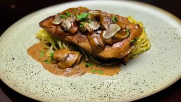 Delicias de pollo con vino Marsala, tallarines y champiñones al ajillo