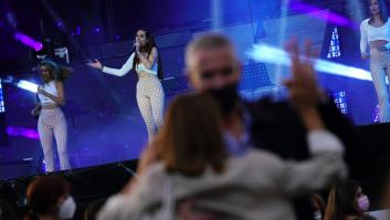 Ritmo frenético y pegados a los éxitos: la sacrificada vida de las orquestas de las fiestas de verano